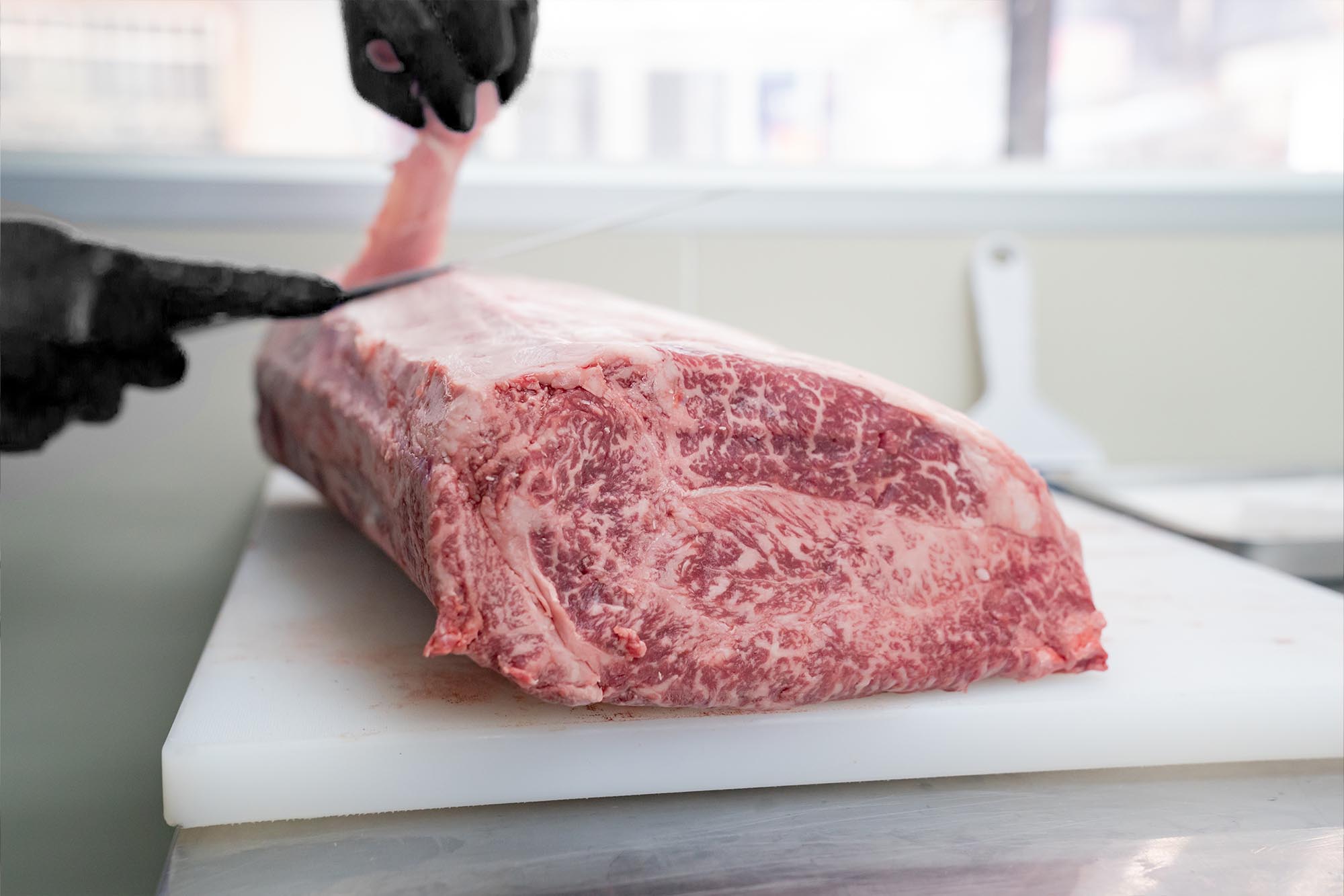 職人精肉師精修筋膜與油脂